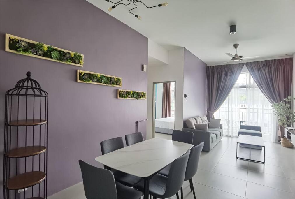 G - 2r2b Barrington Night Market Apartment *